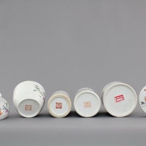 A collection of 19th century Chinese porcelain, including brush pots, figures and a poem plate — foto 7