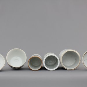 A collection of 19th century Chinese porcelain, including brush pots, figures and a poem plate — foto 8