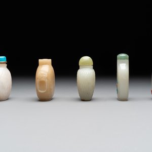 A collection of 20 Chinese jade snuff bottles, 19/20th C. — photo 11
