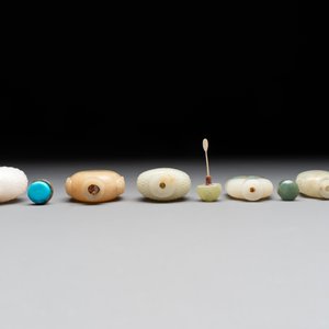 A collection of 20 Chinese jade snuff bottles, 19/20th C. — photo 12