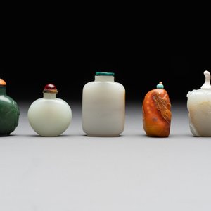A collection of 20 Chinese jade snuff bottles, 19/20th C. — photo 16