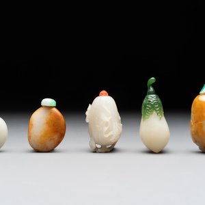 A collection of 20 Chinese jade snuff bottles, 19/20th C. — photo 20