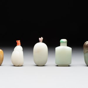 A collection of 20 Chinese jade snuff bottles, 19/20th C. — photo 4