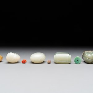 A collection of 20 Chinese jade snuff bottles, 19/20th C. — photo 7