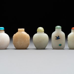 A collection of 20 Chinese jade snuff bottles, 19/20th C. — photo 8