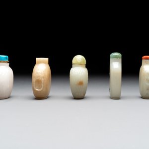 A collection of 20 Chinese jade snuff bottles, 19/20th C. — photo 9