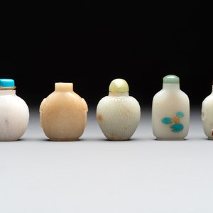 A collection of 20 Chinese jade snuff bottles, 19/20th C. — photo 10