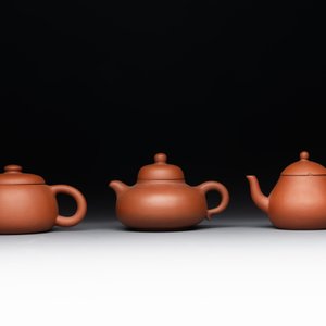 A collection of 20 Chinese Yixing stoneware teapots, 20th C. — photo 2