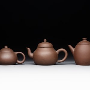 A collection of 20 Chinese Yixing stoneware teapots, 20th C. — photo 10