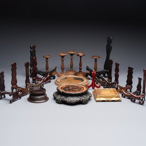 A collection of 21 wooden stands, 20th C. — foto 1