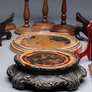 A collection of 21 wooden stands, 20th C. — foto 3