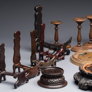 A collection of 21 wooden stands, 20th C. — foto 4