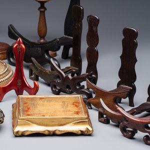 A collection of 21 wooden stands, 20th C. — foto 5