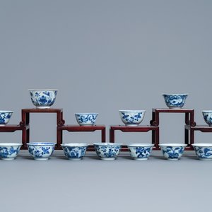 A collection of 22 Chinese blue and white cups and 32 saucers, Kangxi/Qianlong — 照片 4