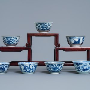 A collection of 22 Chinese blue and white cups and 32 saucers, Kangxi/Qianlong — 照片 5