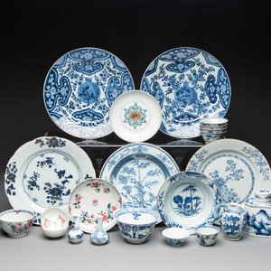 A collection of 22 Chinese blue, white and polychrome wares, Yongzheng and Ruo Shen Zhen Cang 若深珍藏 mark, Kangxi and later — photo 1