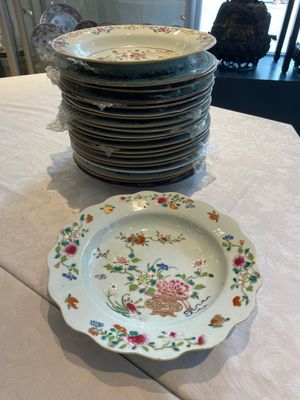 A collection of 22 Chinese famille rose and Imari-style plates, 18th C. — 照片 1