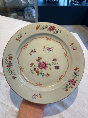 A collection of 22 Chinese famille rose and Imari-style plates, 18th C. — 照片 45