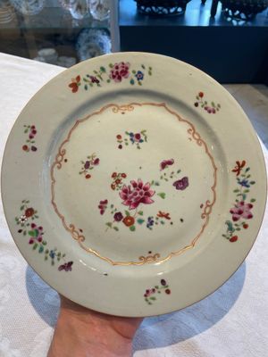 A collection of 22 Chinese famille rose and Imari-style plates, 18th C. — 照片 51