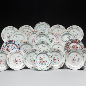 A collection of 22 Chinese famille rose and Imari-style plates, 18th C. — 照片 1