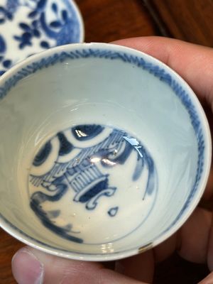 A collection of 23 Chinese cups and saucers, Kangxi/Qianlong — photo 24