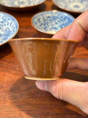 A collection of 23 Chinese cups and saucers, Kangxi/Qianlong — photo 47