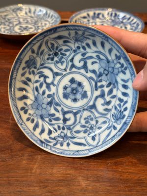 A collection of 23 Chinese cups and saucers, Kangxi/Qianlong — photo 49
