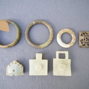 A collection of 23 Chinese jade, soapstone and hardstone seals, carvings, hooks and bangles, 19/20th C. — 照片 4