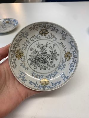 A collection of 24 Chinese blue, white and polychrome wares, 18th C. — photo 3