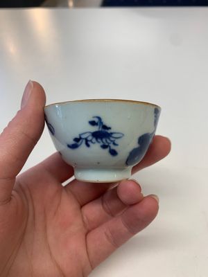 A collection of 24 Chinese blue, white and polychrome wares, 18th C. — photo 58