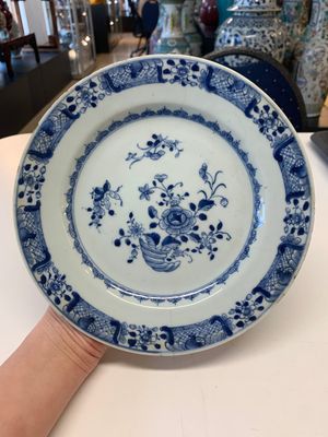 A collection of 24 Chinese blue, white and polychrome wares, 18th C. — photo 88