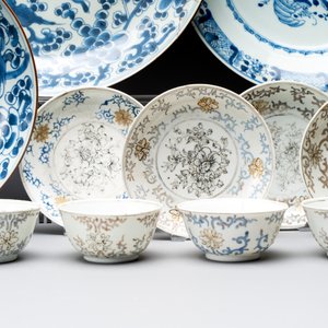 A collection of 24 Chinese blue, white and polychrome wares, 18th C. — photo 2