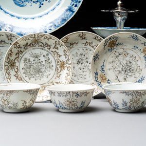 A collection of 24 Chinese blue, white and polychrome wares, 18th C. — photo 3