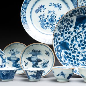 A collection of 24 Chinese blue, white and polychrome wares, 18th C. — photo 5