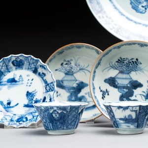 A collection of 24 Chinese blue, white and polychrome wares, 18th C. — photo 6