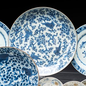 A collection of 24 Chinese blue, white and polychrome wares, 18th C. — photo 7