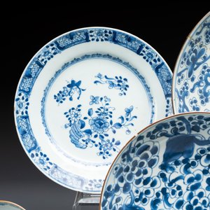 A collection of 24 Chinese blue, white and polychrome wares, 18th C. — photo 8