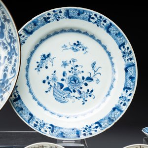A collection of 24 Chinese blue, white and polychrome wares, 18th C. — photo 9