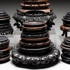 A collection of 25 Chinese wooden stands, 19/20th C. — foto 3