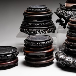 A collection of 25 Chinese wooden stands, 19/20th C. — foto 4