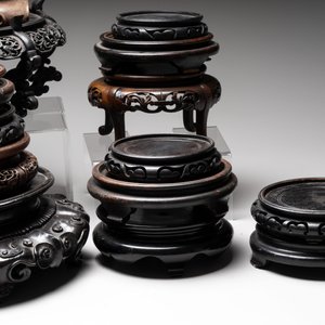 A collection of 25 Chinese wooden stands, 19/20th C. — foto 5