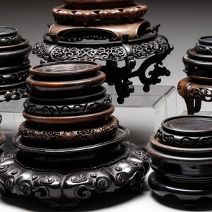 A collection of 25 Chinese wooden stands, 19/20th C. — foto 6