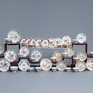 A collection of 26 Chinese famille rose cups and 28 saucers, Yongzheng/Qianlong — 照片 1