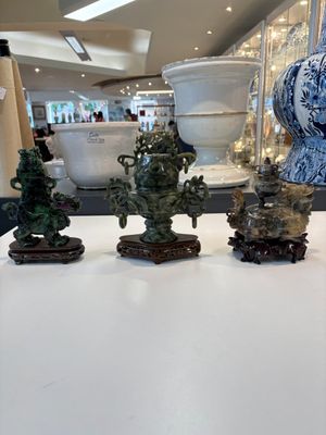 A collection of 26 Chinese jadeite, rock crystal, turquoise, agate and other hardstone carvings, 19/20th C. — foto 1