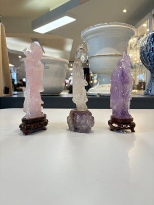 A collection of 26 Chinese jadeite, rock crystal, turquoise, agate and other hardstone carvings, 19/20th C. — foto 16