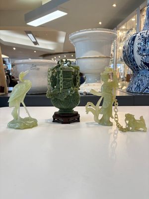 A collection of 26 Chinese jadeite, rock crystal, turquoise, agate and other hardstone carvings, 19/20th C. — foto 17