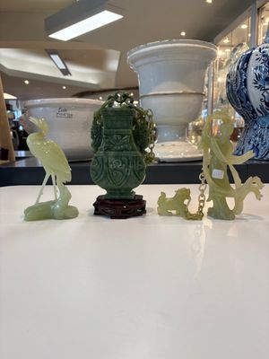 A collection of 26 Chinese jadeite, rock crystal, turquoise, agate and other hardstone carvings, 19/20th C. — foto 19