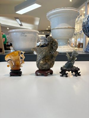 A collection of 26 Chinese jadeite, rock crystal, turquoise, agate and other hardstone carvings, 19/20th C. — foto 21
