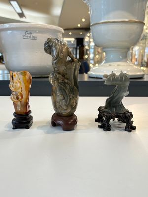 A collection of 26 Chinese jadeite, rock crystal, turquoise, agate and other hardstone carvings, 19/20th C. — foto 22