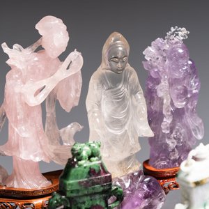 A collection of 26 Chinese jadeite, rock crystal, turquoise, agate and other hardstone carvings, 19/20th C. — foto 14